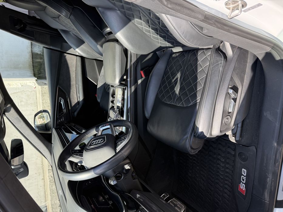 Біла Audi SQ8 2021