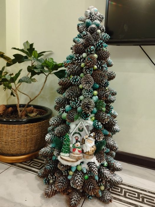 Туя смарагд, самшит. Ёлка.