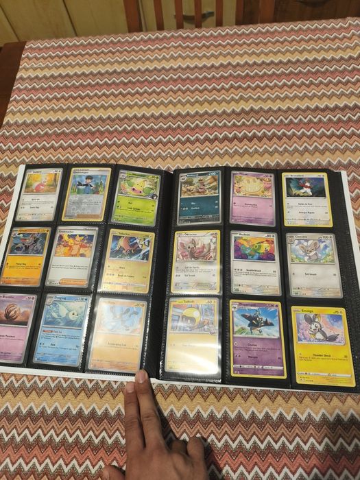 Álbum Pokémon Oficial com várias cartas