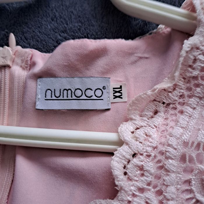 Sukienka Nicolle marki Numoco 2xl