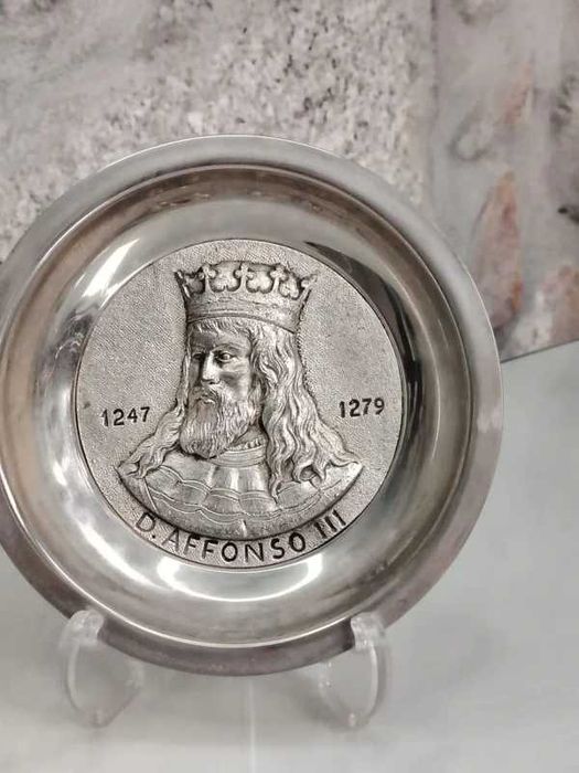 Prato decorativo em metal - D. Afonso III  ENVIO GRATIS