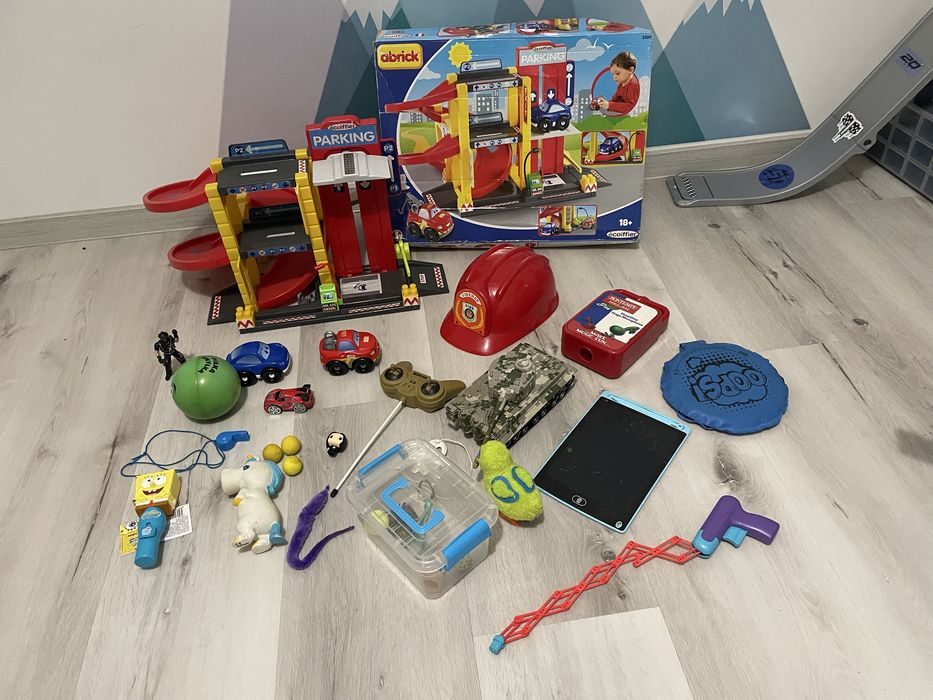 Gigant zestaw zabawek Parking auta czołg kask piłka