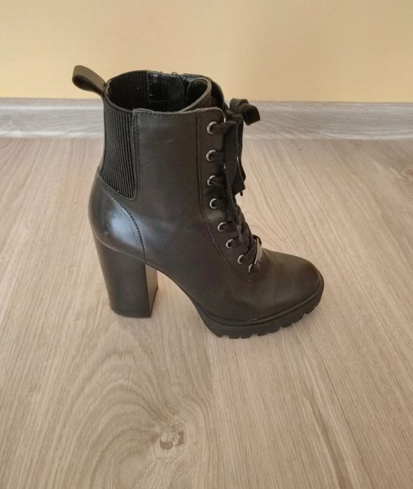 Wysokie czarne botki