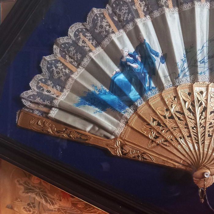 Bonito e Antigo Leque com Moldura, peça em Madeira Folhado a Ouro,