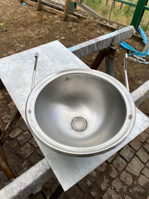 Comedouro em aço Inox  com encaixe para rede .