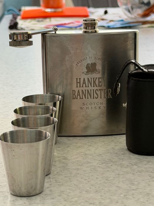 Фляга Hankey Bannister,  і 4 чарочки з нержавійки