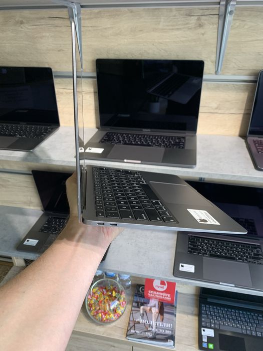 MacBook Air 13’. M1 8/256 аккумулятор 87%