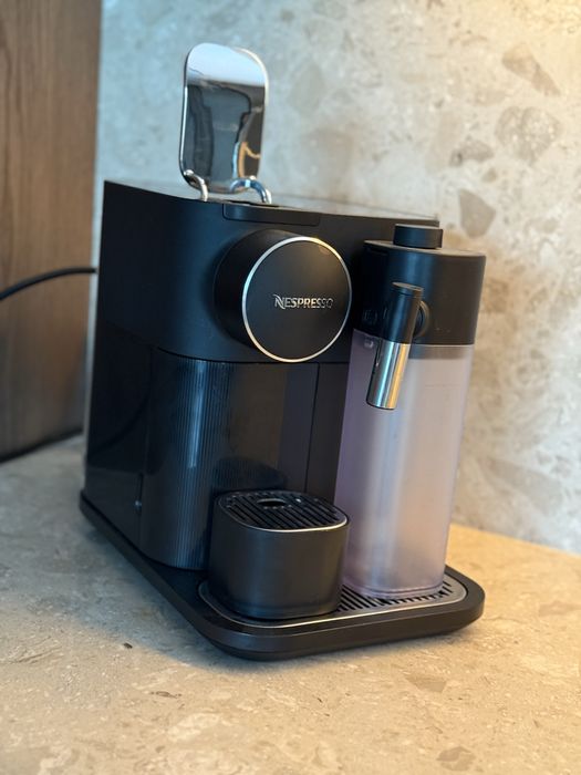 Капсульна кавоварка Delonghi Nespresso Gran Lattissima