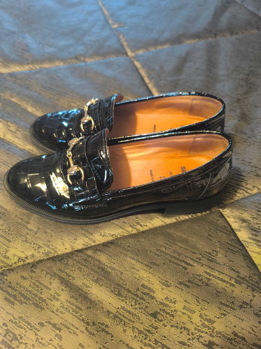 Sapatos pretos de mulher