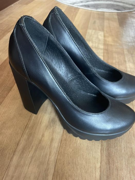 Жіночі шкіряні туфлі