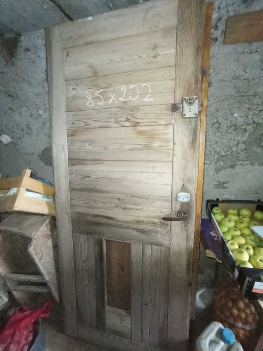 Drzwi drewniane różne.