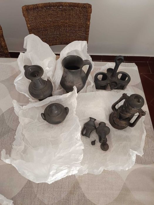 Peças de cerâmica preta