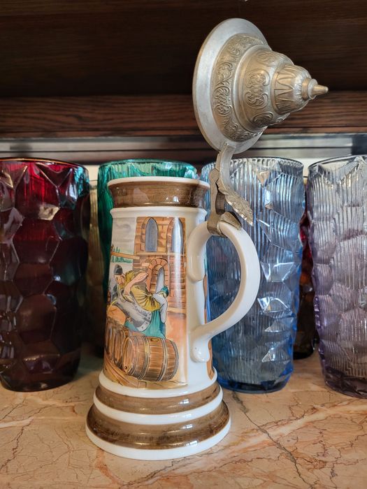 Duży porcelanowy sygnowany kufel z cynową klapką