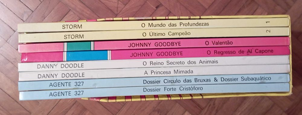 Caixa Amigos do Livro com 8 ÁLBUNS de BD