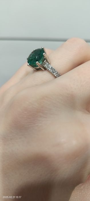 Кольцо женское с зелёным камнем