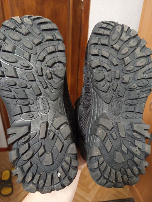Продам зимові ботинки