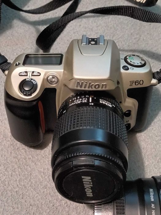 Nikon F60 com 2 lentes