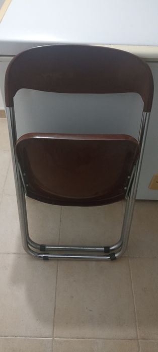 Cadeiras em inox e plástico