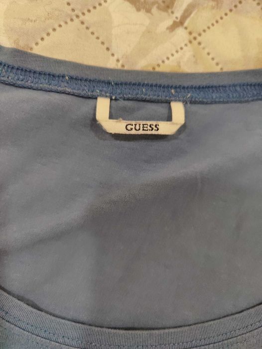 T-shirt Guess tam. M em excelente estado