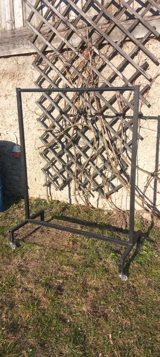 Solidy wieszak na ubrania na kulkach