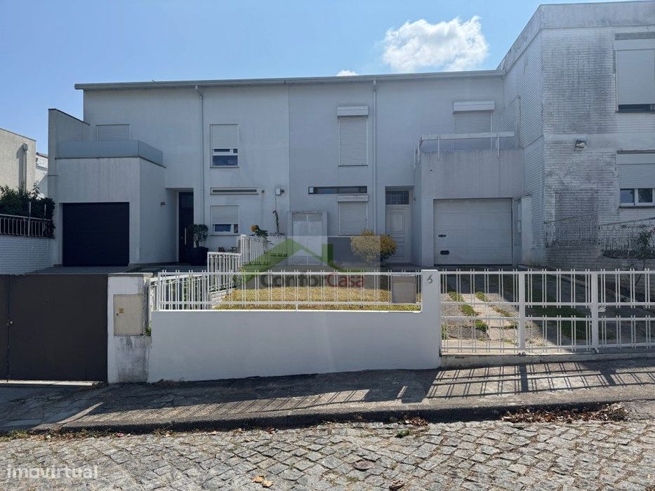 Moradia em banda, T4 com jardim, logradouro, garagem, excelente exp...