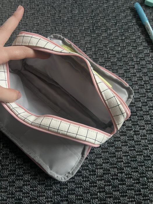 Piórnik angoo w kratkę biało różowy