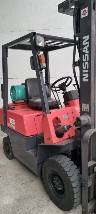 Empilhador Nissan  a gás 1500kg