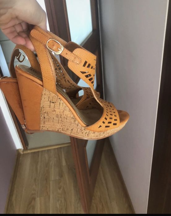 Buty na koturnie Monnari rozm 39