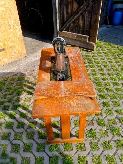 Stół do maszyny do szycia z maszyną