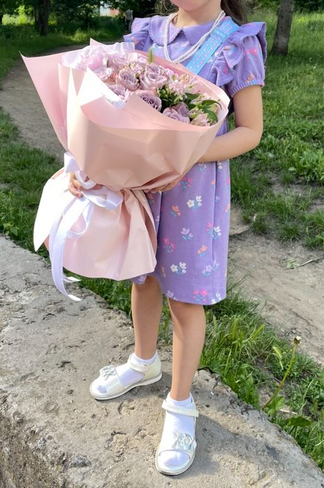 Сукня красивого фіолетового кольору з квітами