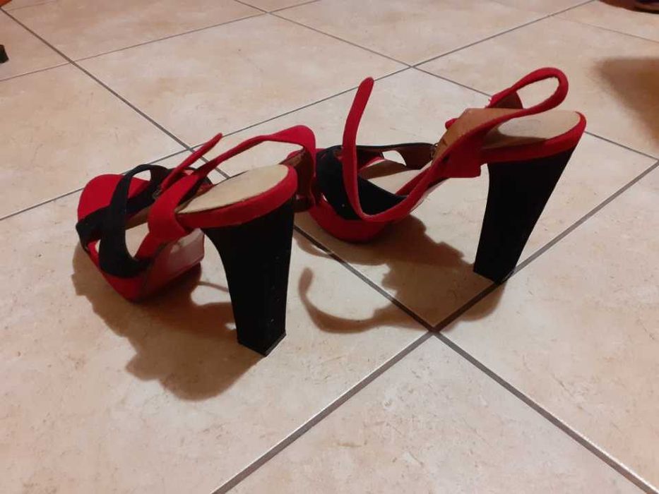 Buty na obcasie.