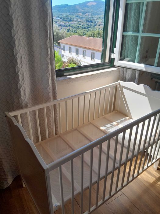 Berço ikea branco para bebé com pouco uso