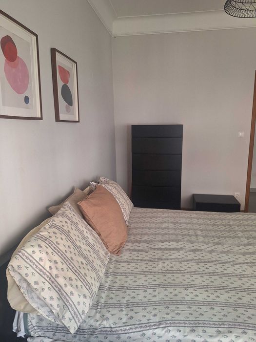Mobília de quarto cama + colchão + cómoda + mesas cabeceira