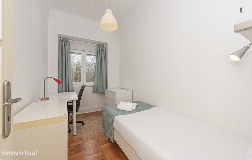 Quarto - localizado em Sete Rios Lisbon