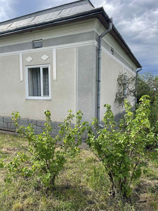 Продам будинок цегляний с.Лучинці з комунікаціями і землею