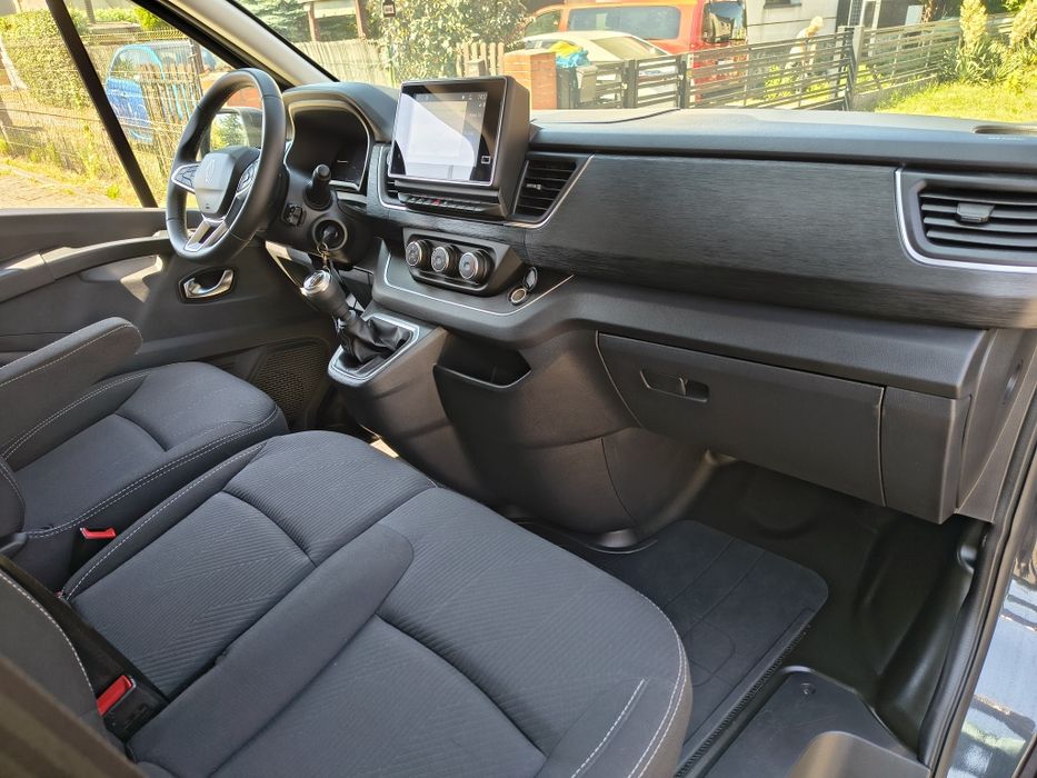 Wynajem busów osobowe dostawcze Trafic long transporter transit