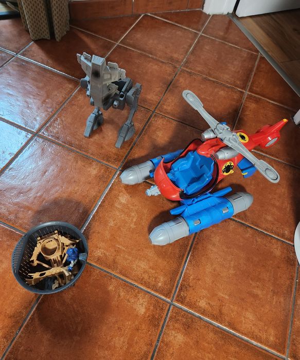 Brinquedos vários:Barco,Castelo,helicóptero de Homem-Arranha,etc.