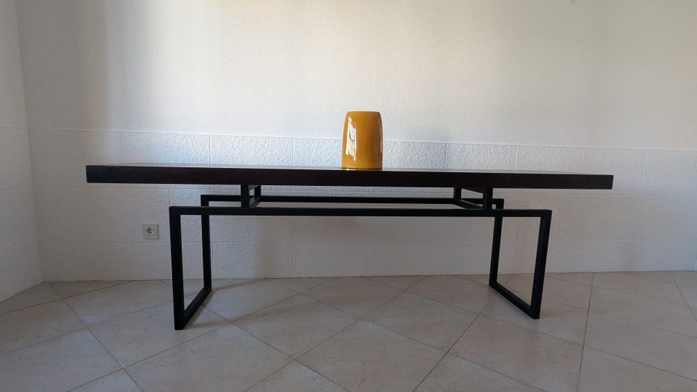 Consola Minimalista de Design – Carvalho Negro e Metal – Estado Impecável