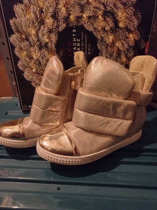 Sneakersy Botki złote. Nowe