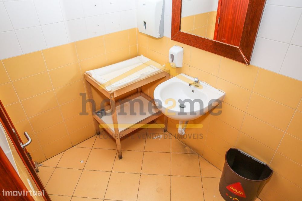 Loja com terraço e lugar de garagem