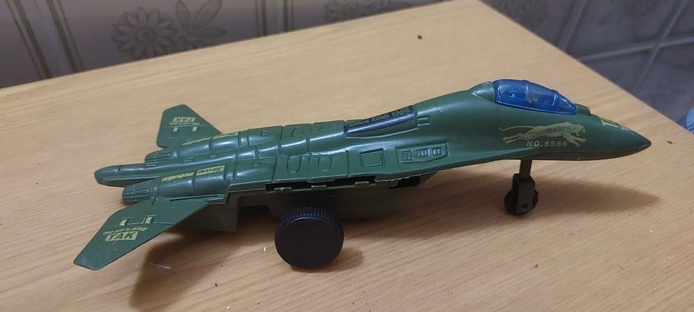 Самолётик военный
