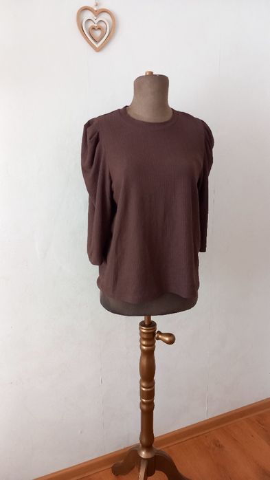 Modna brązowa bluzka z bufkami na ramionach