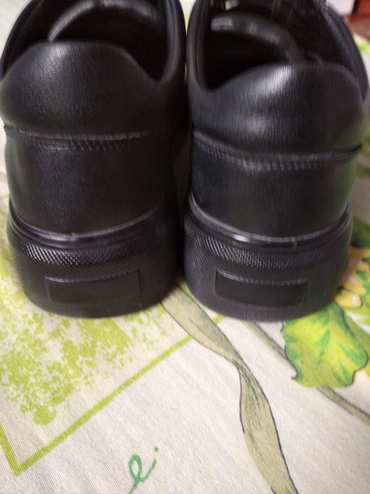 Кросівки на дівчинку.