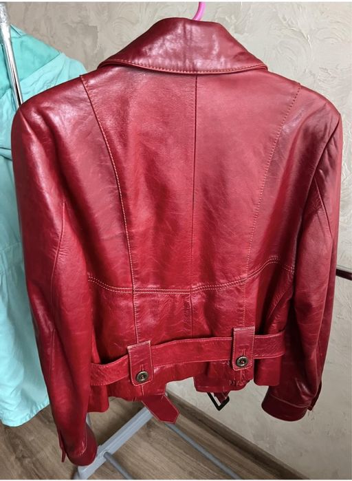 Жіноча шкіряна куртка