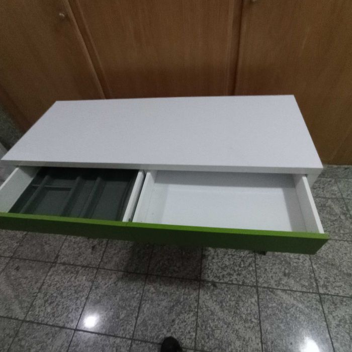 Secretária com duas gavetas