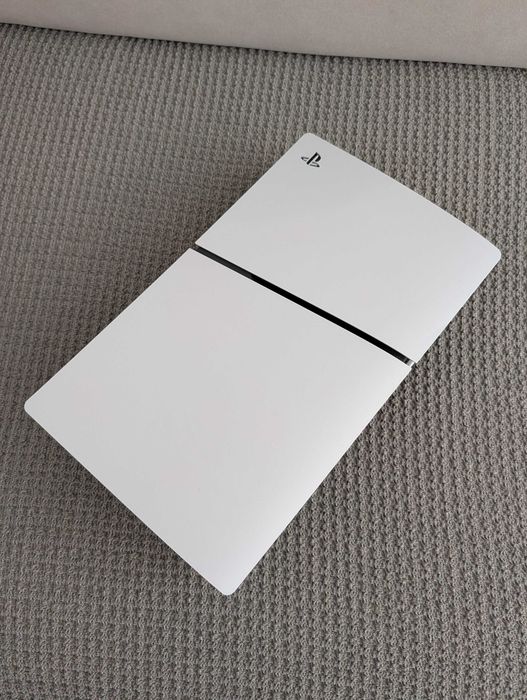 PS5 Slim 1T com suporte de comandos e jogos