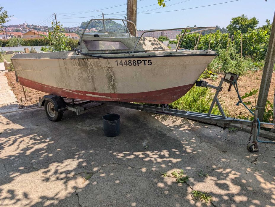 Embarcação argus 430P para restauro com atrelado e documentos