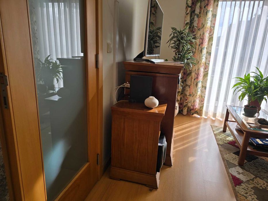 Móvel de TV em Madeira Maciça – Plataforma Extensível e Giratória