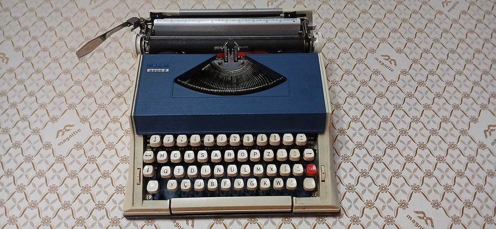 Máquina de escrever MESSA 2000S