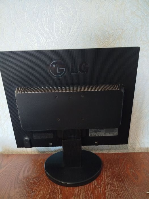 Монітор гарної якості. Рік випуску 2006.